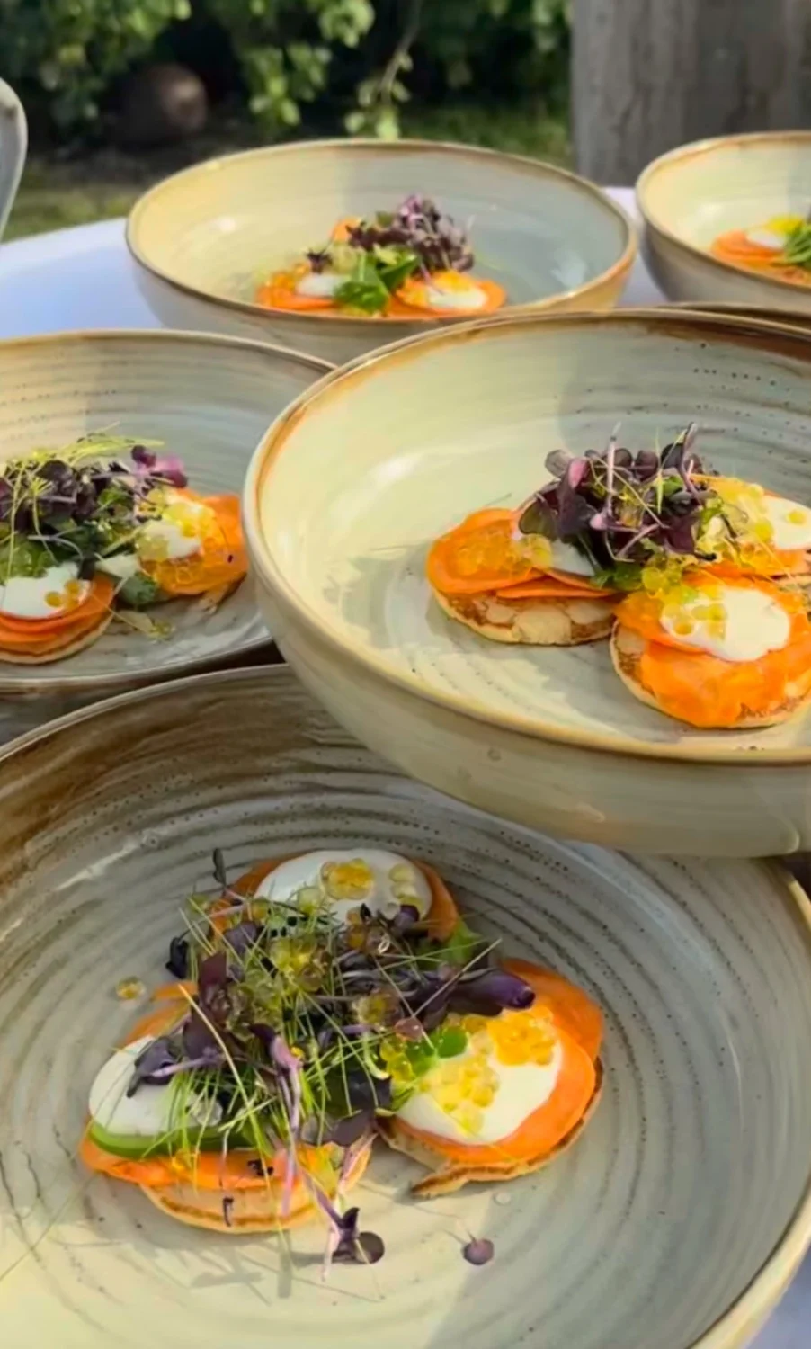 Opgemaakt bord bij trouwerij in de tuin van de Oude Kerk